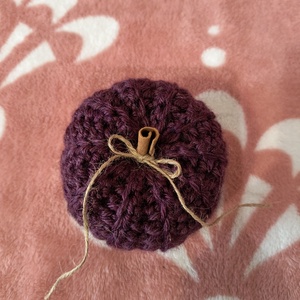 Mini horgolt tök, fahéj rúddal - kellékek & szerszámok - dekorációs kellékek - őszi dekor - őszi dekortök - Meska.hu