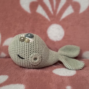 Amigurumi Bálna Rózsa hímzéssel, Játék & Sport, Plüssállat & Játékfigura, Más figura, Hímzés, Horgolás, MESKA