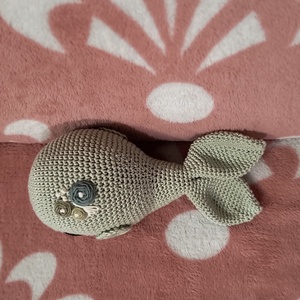 Amigurumi Bálna Rózsa hímzéssel - játék & sport - plüssállat & játékfigura - más figura - Meska.hu