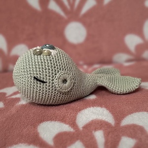 Amigurumi Bálna Rózsa hímzéssel - játék & sport - plüssállat & játékfigura - más figura - Meska.hu