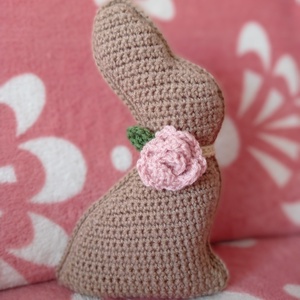 Amigurumi Húsvéti nyúl rózsával - kellékek & szerszámok - dekorációs kellékek - figurák - Meska.hu