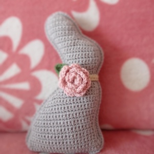 Amigurumi Húsvéti nyúl rózsával, Kellékek & szerszámok, Dekorációs kellékek, Figurák, Horgolás, Baba-és bábkészítés, MESKA