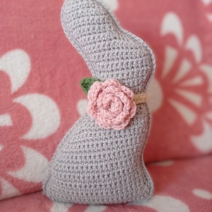 Amigurumi Húsvéti nyúl rózsával - kellékek & szerszámok - dekorációs kellékek - figurák - Meska.hu