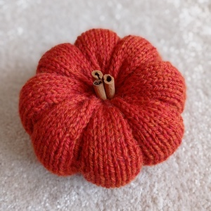 Kötött tök, fahéj rúddal - kellékek & szerszámok - dekorációs kellékek - őszi dekor - őszi dekortök - Meska.hu