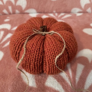Kötött tök, fahéj rúddal - kellékek & szerszámok - dekorációs kellékek - őszi dekor - őszi dekortök - Meska.hu