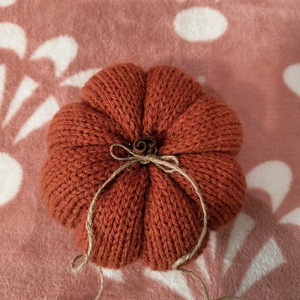 Kötött tök, fahéj rúddal - kellékek & szerszámok - dekorációs kellékek - őszi dekor - őszi dekortök - Meska.hu