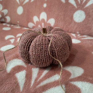 Kötött tök, fahéj rúddal - kellékek & szerszámok - dekorációs kellékek - őszi dekor - őszi dekortök - Meska.hu