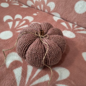 Kötött tök, fahéj rúddal - kellékek & szerszámok - dekorációs kellékek - őszi dekor - őszi dekortök - Meska.hu