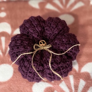 Horgolt tök, fahéj rúddal - kellékek & szerszámok - dekorációs kellékek - őszi dekor - őszi dekortök - Meska.hu