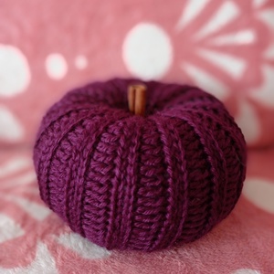 Horgolt tök, fahéj rúddal - kellékek & szerszámok - dekorációs kellékek - őszi dekor - őszi dekortök - Meska.hu