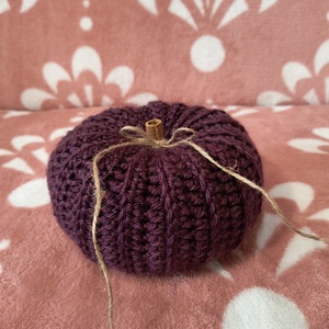 Horgolt tök, fahéj rúddal - kellékek & szerszámok - dekorációs kellékek - őszi dekor - őszi dekortök - Meska.hu