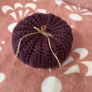 Horgolt tök, fahéj rúddal - kellékek & szerszámok - dekorációs kellékek - őszi dekor - őszi dekortök - Meska.hu