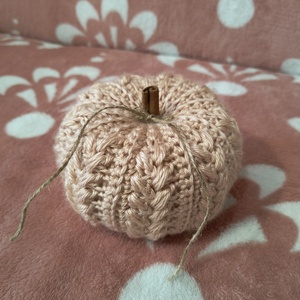 Horgolt tök, fahéj rúddal - kellékek & szerszámok - dekorációs kellékek - őszi dekor - őszi dekortök - Meska.hu