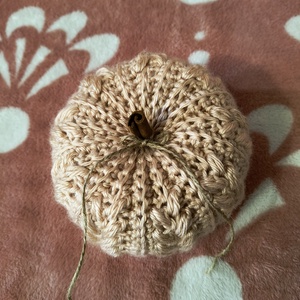 Horgolt tök, fahéj rúddal - kellékek & szerszámok - dekorációs kellékek - őszi dekor - őszi dekortök - Meska.hu