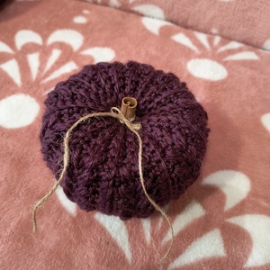 Horgolt tök, fahéj rúddal - kellékek & szerszámok - dekorációs kellékek - őszi dekor - őszi dekortök - Meska.hu