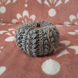 Horgolt tök, fahéj rúddal, Kellékek & szerszámok, Dekorációs kellékek, Őszi dekor, Őszi dekortök, Horgolás, Varrás, MESKA