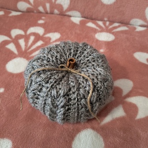 Horgolt tök, fahéj rúddal - kellékek & szerszámok - dekorációs kellékek - őszi dekor - őszi dekortök - Meska.hu