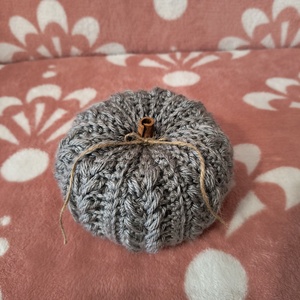 Horgolt tök, fahéj rúddal - kellékek & szerszámok - dekorációs kellékek - őszi dekor - őszi dekortök - Meska.hu