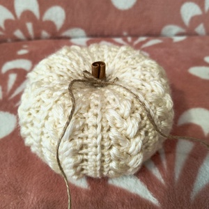 Horgolt tök, fahéj rúddal - kellékek & szerszámok - dekorációs kellékek - őszi dekor - őszi dekortök - Meska.hu