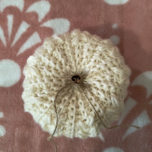 Horgolt tök, fahéj rúddal - kellékek & szerszámok - dekorációs kellékek - őszi dekor - őszi dekortök - Meska.hu