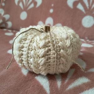 Horgolt tök, fahéj rúddal - kellékek & szerszámok - dekorációs kellékek - őszi dekor - őszi dekortök - Meska.hu