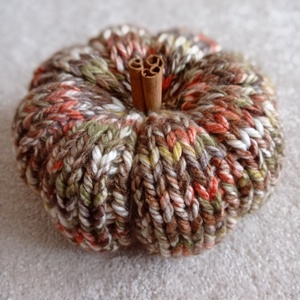 Horgolt tök, fahéj rúddal, Kellékek & szerszámok, Dekorációs kellékek, Őszi dekor, Őszi dekortök, Varrás, Kötés, MESKA