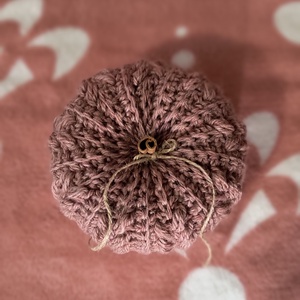 Horgolt tök, fahéj rúddal - kellékek & szerszámok - dekorációs kellékek - őszi dekor - őszi dekortök - Meska.hu