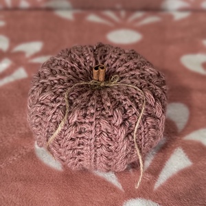 Horgolt tök, fahéj rúddal, Kellékek & szerszámok, Dekorációs kellékek, Őszi dekor, Őszi dekortök, Varrás, Kötés, MESKA