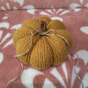 Kötött tök, fahéj rúddal - kellékek & szerszámok - dekorációs kellékek - őszi dekor - őszi dekortök - Meska.hu