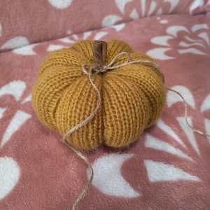 Kötött tök, fahéj rúddal - kellékek & szerszámok - dekorációs kellékek - őszi dekor - őszi dekortök - Meska.hu