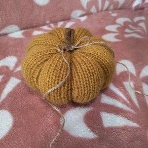 Kötött tök, fahéj rúddal - kellékek & szerszámok - dekorációs kellékek - őszi dekor - őszi dekortök - Meska.hu