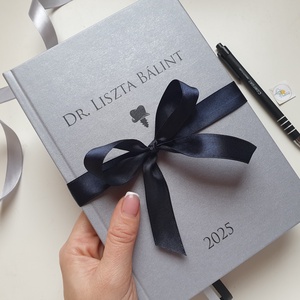 2026-os egyedi naptár, minimál, ezüst, fogorvos, Naptár, határidőnapló, kalendár, zsebnaptár, névreszóló, tervező, Otthon & Életmód, Papír, írószer, Naptár & Tervező, Fotó, grafika, rajz, illusztráció, Mindenmás, MESKA