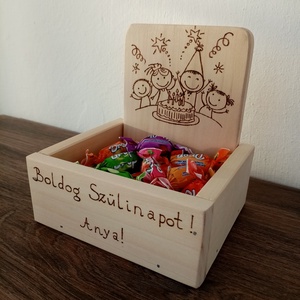 Szülinapi, névnapi cukorkatartó box, Otthon & Életmód, Papír, írószer, Ajándékozás kellékei, Képeslap, üdvözlőlap, Festett tárgyak, Gravírozás, pirográfia, MESKA