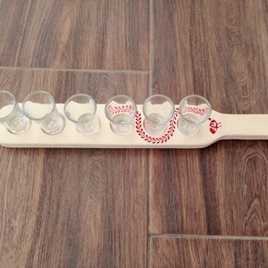 Magyar motívummal díszített rövidital kínáló, pálinkakínáló, italtartó - otthon & életmód - konyhafelszerelés, tálalás - tálalás - pálinkás poharak, szettek - Meska.hu