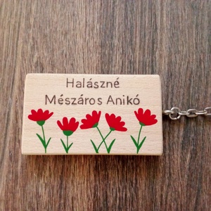 Virágos, névvel gravírozott kulcstartó, névtábla, felirat - kulcstartó - otthon & életmód - papír, írószer - ajándékozás kellékei - pénzátadó doboz - Meska.hu