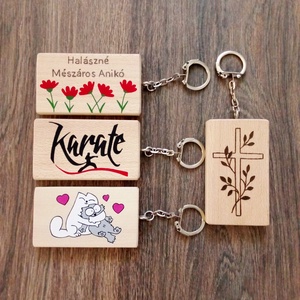 Virágos, névvel gravírozott kulcstartó, névtábla, felirat - kulcstartó - otthon & életmód - papír, írószer - ajándékozás kellékei - pénzátadó doboz - Meska.hu
