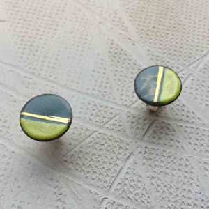 sötétzöld - világoszöld geometrikus bedugós fülbevaló arany csíkkal tűzzománc pötty fülbevaló 1cm - ékszer - fülbevaló - pötty fülbevaló - Meska.hu