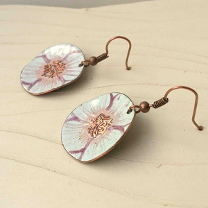 Fehér  rózsaszín anemona pipacs virág tűzzománc fülbevaló fehér fülbevaló tűzzománc pipacs - ékszer - fülbevaló - lógós kerek fülbevaló - Meska.hu