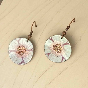 Fehér  rózsaszín anemona pipacs virág tűzzománc fülbevaló fehér fülbevaló tűzzománc pipacs - ékszer - fülbevaló - lógós kerek fülbevaló - Meska.hu