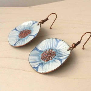 fehér - kék anemona pipacs virág tűzzománc fülbeavló fehér fülbevaló tűzzománc pipacs - ékszer - fülbevaló - lógós kerek fülbevaló - Meska.hu