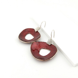 Bordó karika tűzzománc fülbevaló ezüst fülbevaló akasztóval - ékszer - fülbevaló - lógó fülbevaló - Meska.hu