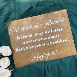 Egyedi feliratos fa tábla - Éld át velünk a pillanatot felirattal - esküvő - dekoráció - helyszíni dekor - Meska.hu
