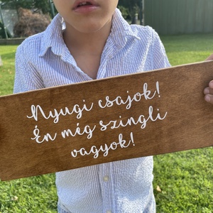 Egyedi feliratos fa tábla - Nyugi csajok, én még szingli vagyok! felirattal, Esküvő, Dekoráció, Helyszíni dekor, , MESKA