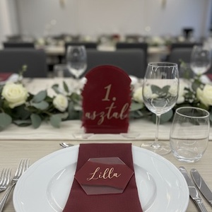 Esküvői plexi ültetőkártya (50+ db rendelés esetén) - esküvő - meghívó & kártya - ültetési rend - Meska.hu