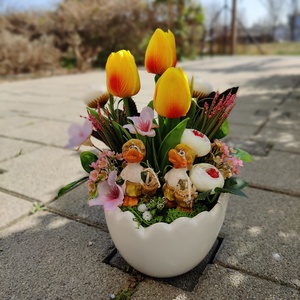 Egyedi készítésű tavaszi dekoráció tojáshéj kaspóban vidám kacsalányokkal, Otthon & Lakás, Dekoráció, Virágdísz és tartó, Csokor & Virágdísz, Virágkötés, Meska