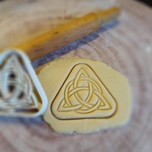 Triquetra a kelta csomó sütikiszúró - otthon & életmód - konyhafelszerelés, tálalás - sütés, főzés - sütikiszúró - Meska.hu