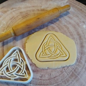 Triquetra a kelta csomó sütikiszúró - otthon & életmód - konyhafelszerelés, tálalás - sütés, főzés - sütikiszúró - Meska.hu