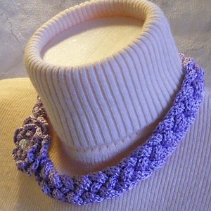 Gyöngyházfényű  lila kötött nyaklánc horgolt virággal - ékszer - nyaklánc - nyakpánt, gallér - Meska.hu