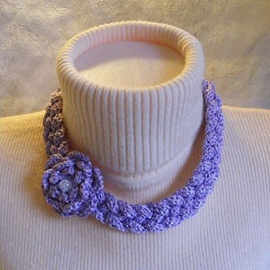 Gyöngyházfényű  lila kötött nyaklánc horgolt virággal - ékszer - nyaklánc - nyakpánt, gallér - Meska.hu