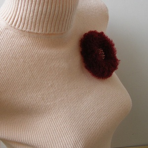 Pihe-puha bordó kitűző (bross) - ékszer - kitűző és bross - Meska.hu